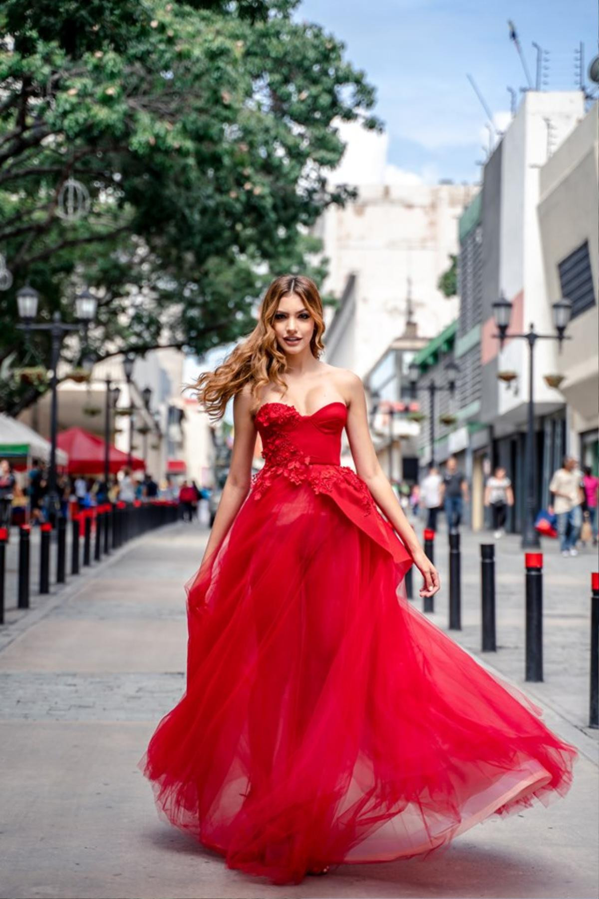 Kiều Loan tung váy đẹp xuất sắc, chắc suất lọt Top 20 catwalk cùng vương miện tại MGI 2019 Ảnh 4