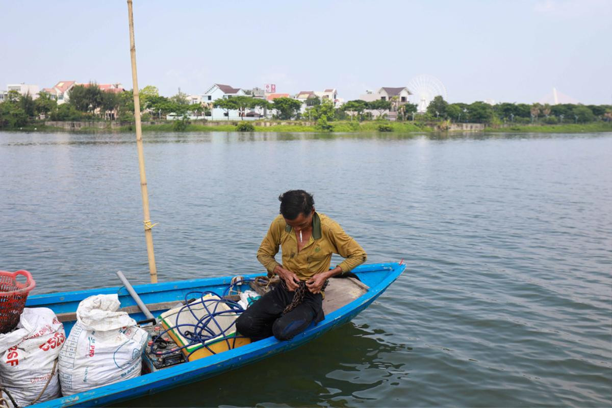 Bắt vẹm đen kiếm tiền triệu mỗi ngày ở ngã ba sông Hàn Ảnh 2