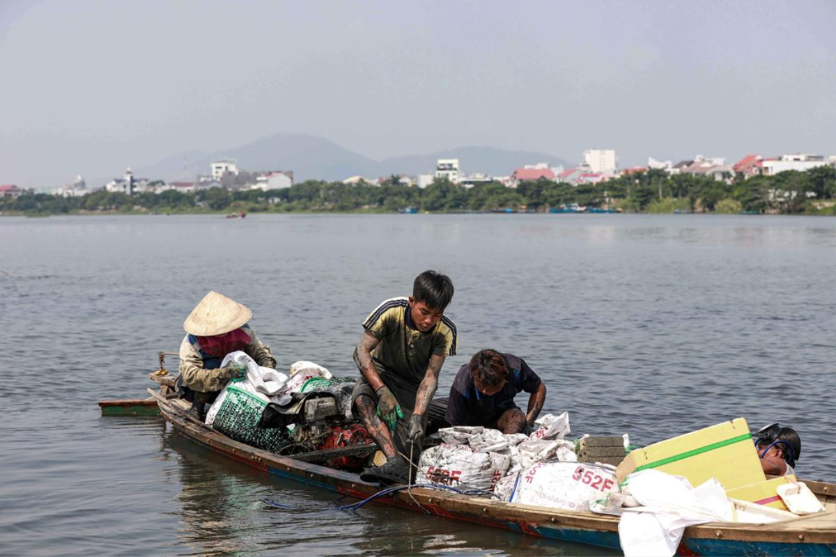 Bắt vẹm đen kiếm tiền triệu mỗi ngày ở ngã ba sông Hàn Ảnh 3