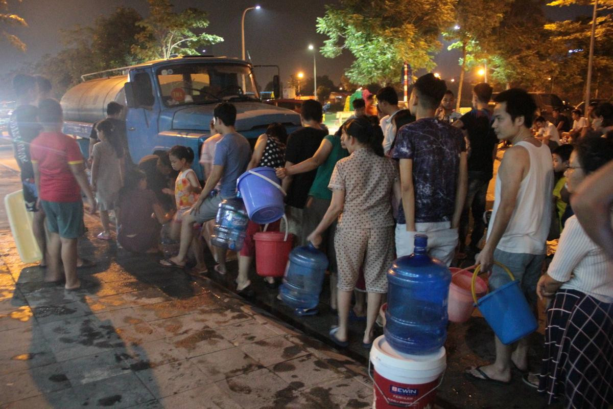 Hàng trăm cư dân Hà Nội khốn khổ nửa đêm xếp hàng chờ lấy nước sạch sau khi nước sông Đà nhiễm dầu bẩn Ảnh 2