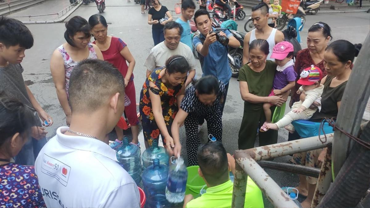 Chỉ trong vòng chưa đầy 5 giờ, Công ty Nước sạch Hà Nội đã nhận trên 2000 cuộc điện thoại đề nghị xin hỗ trợ, xe cấp nước phục vụ trắng đêm Ảnh 3