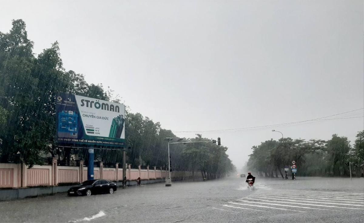 Nghệ An mưa lớn, hàng loạt trường thông báo cho học sinh nghỉ học Ảnh 4