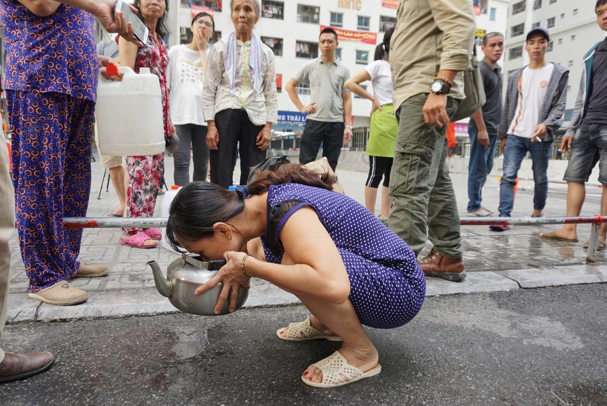 Nhận nước sạch có mùi tanh và màu 'lạ', nhiều cư dân Linh Đàm tạm dừng không lấy, mang nước đi hỏi nhà máy cung cấp Ảnh 2