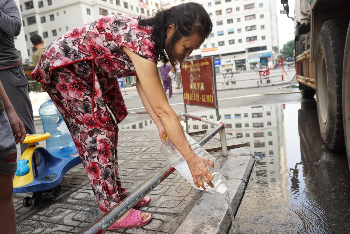 Nhận nước sạch có mùi tanh và màu 'lạ', nhiều cư dân Linh Đàm tạm dừng không lấy, mang nước đi hỏi nhà máy cung cấp Ảnh 8