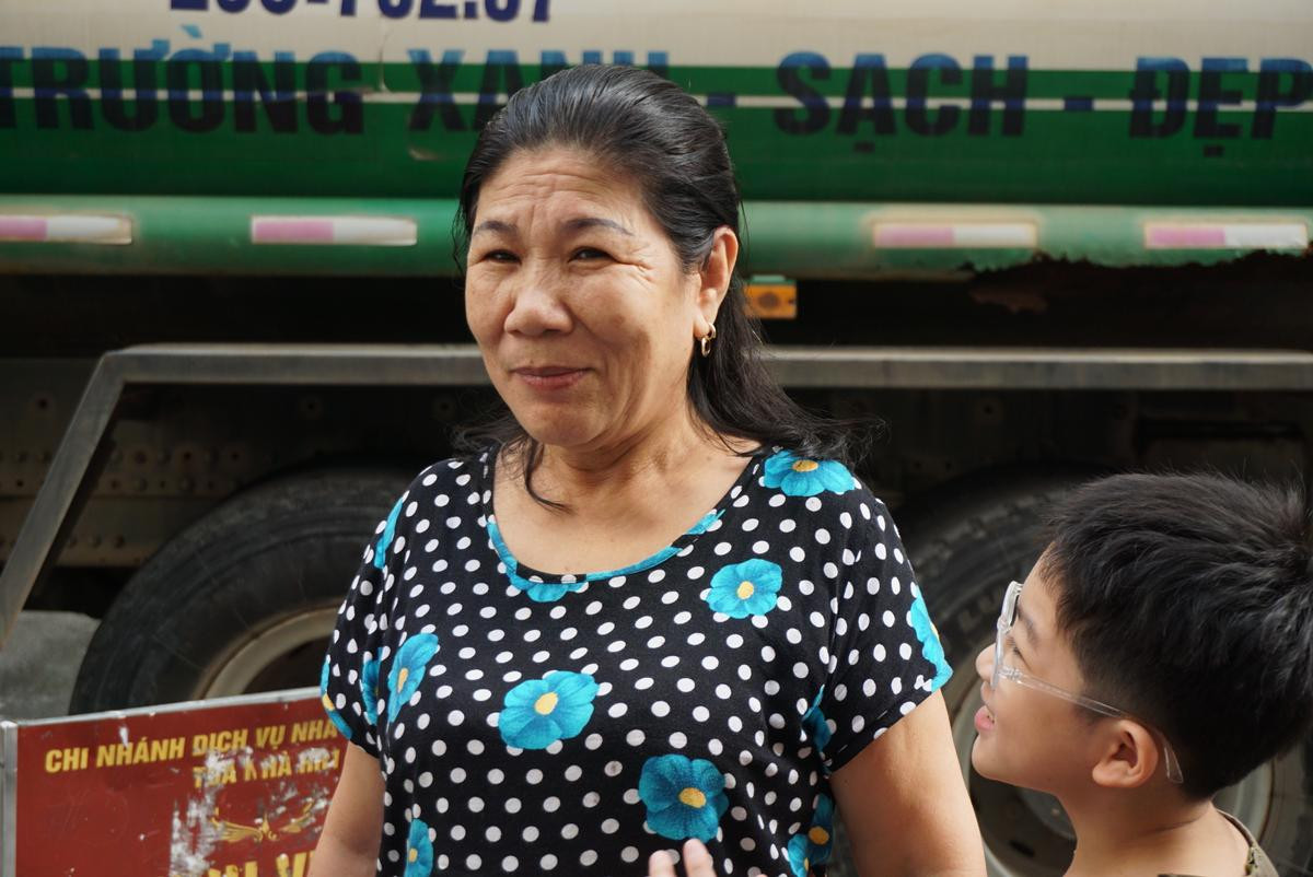 Nhận nước sạch có mùi tanh và màu 'lạ', nhiều cư dân Linh Đàm tạm dừng không lấy, mang nước đi hỏi nhà máy cung cấp Ảnh 9