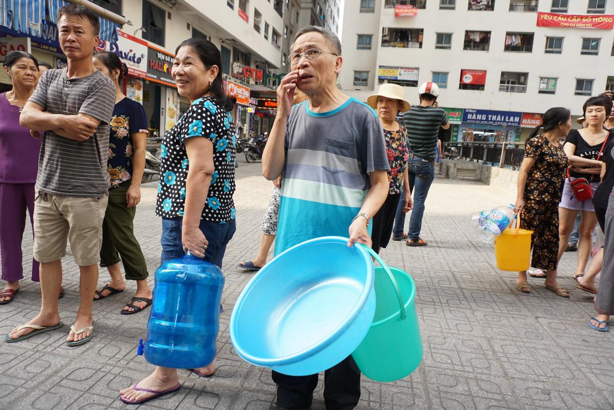 Nhận nước sạch có mùi tanh và màu 'lạ', nhiều cư dân Linh Đàm tạm dừng không lấy, mang nước đi hỏi nhà máy cung cấp Ảnh 7