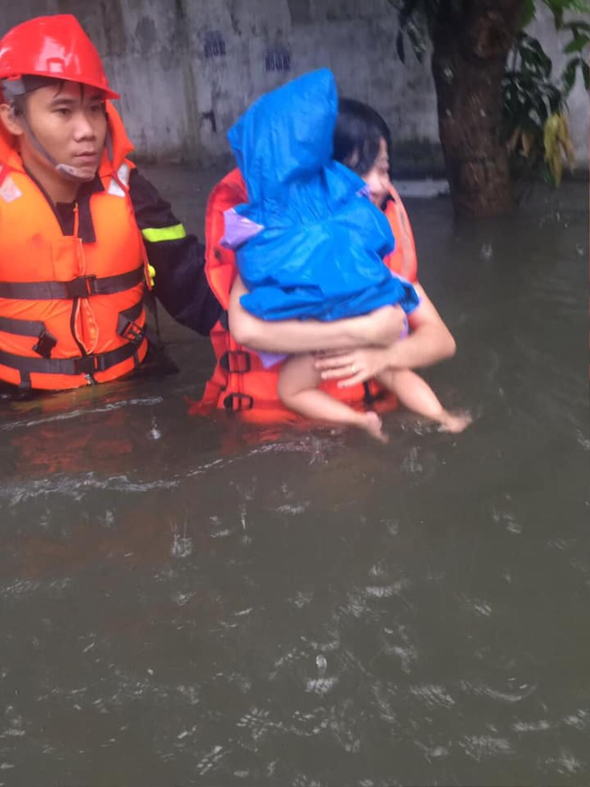 Cảnh sát bơi trong biển nước, giải cứu mẹ cùng cháu bé 18 tháng tuổi kẹt trong nhà Ảnh 2