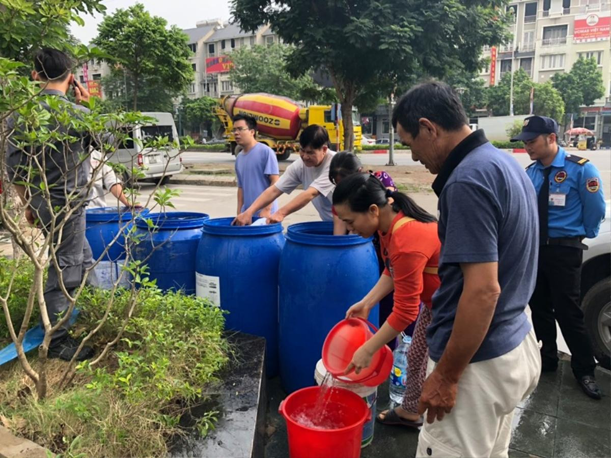 Bi hài cảnh người dân Hà Nội khốn khổ trong cơn khủng hoảng nước: Lấy cả nước từ bể bơi về dùng, giặt quần áo, rửa bát ngay tại trận Ảnh 3