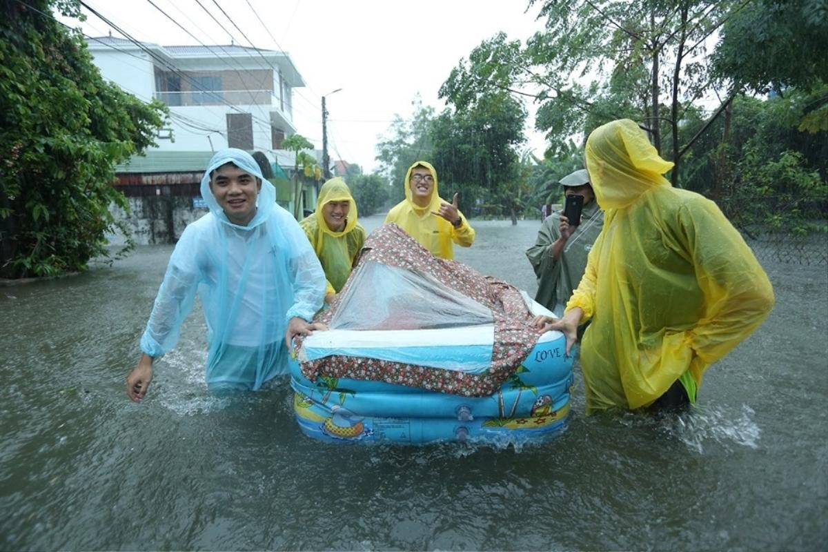 Nước bao quanh mọi ngả đường, nhà trai dùng phao chở sính lễ quyết đón dâu về nhà Ảnh 3