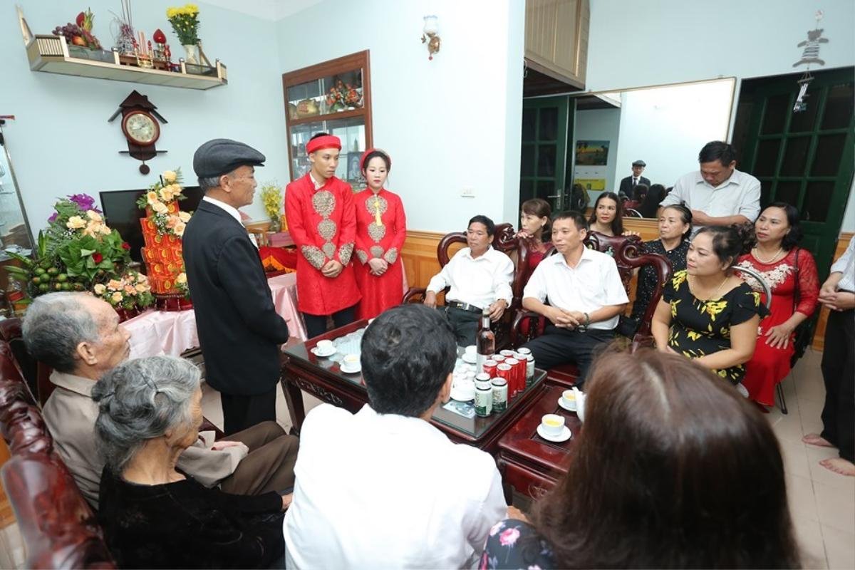 Nước bao quanh mọi ngả đường, nhà trai dùng phao chở sính lễ quyết đón dâu về nhà Ảnh 4