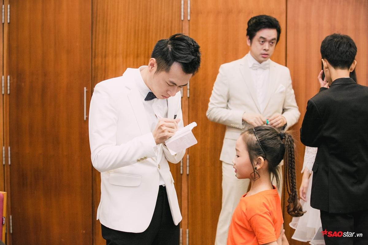 Fan nhí vây chật kín, háo hức xin chữ ký Linh Đan, Đức Khôi và dàn thí sinh 'The Voice Kids 2019' Ảnh 8