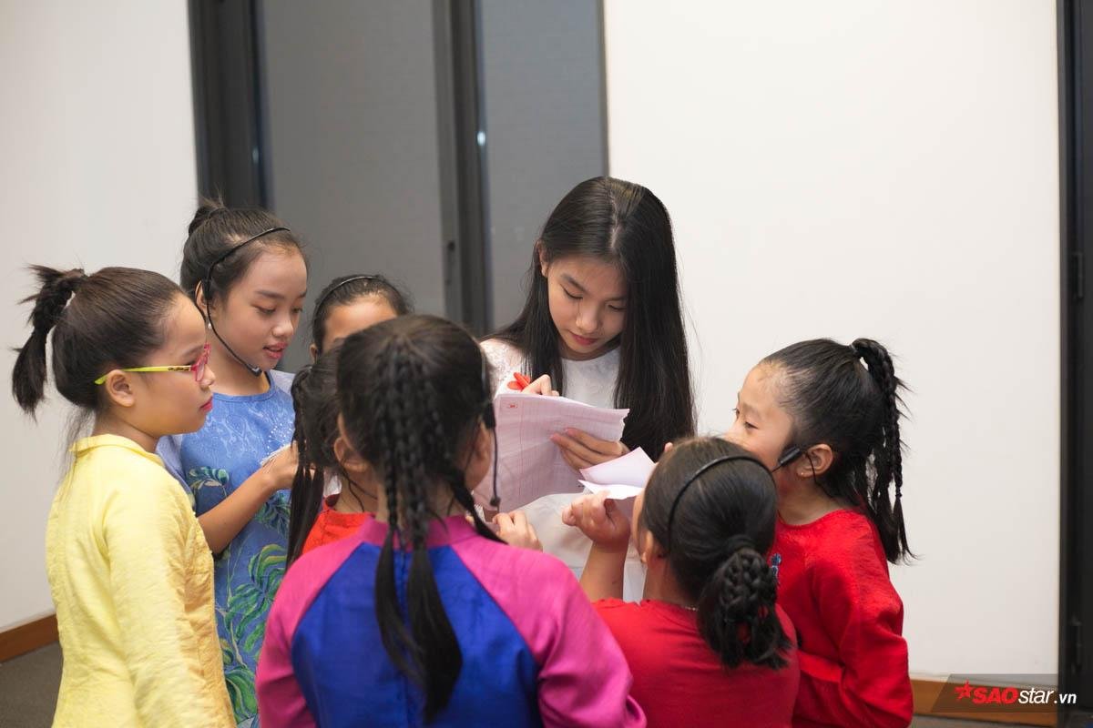 Fan nhí vây chật kín, háo hức xin chữ ký Linh Đan, Đức Khôi và dàn thí sinh 'The Voice Kids 2019' Ảnh 3