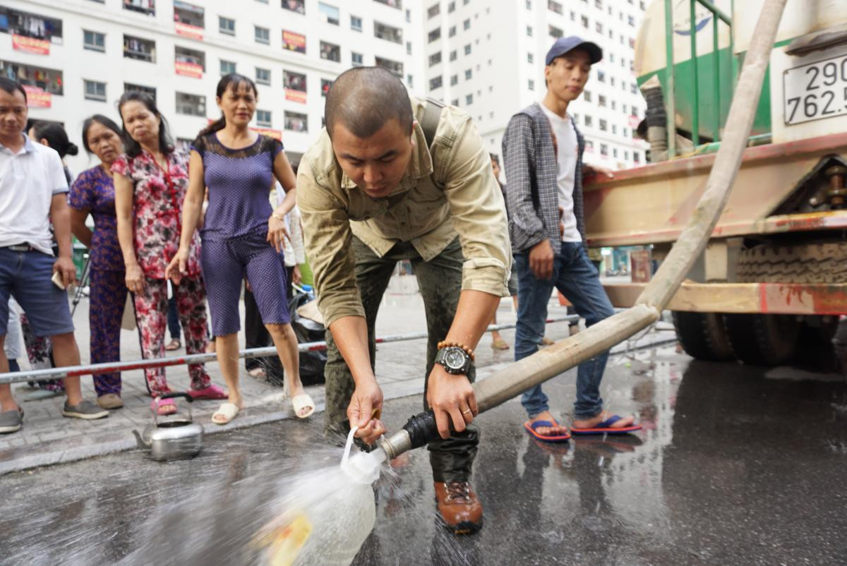 Triệu tập một số người nghi đổ trộm dầu thải gây ô nhiễm nguồn nước nhà máy nước sạch sông Đà Ảnh 2