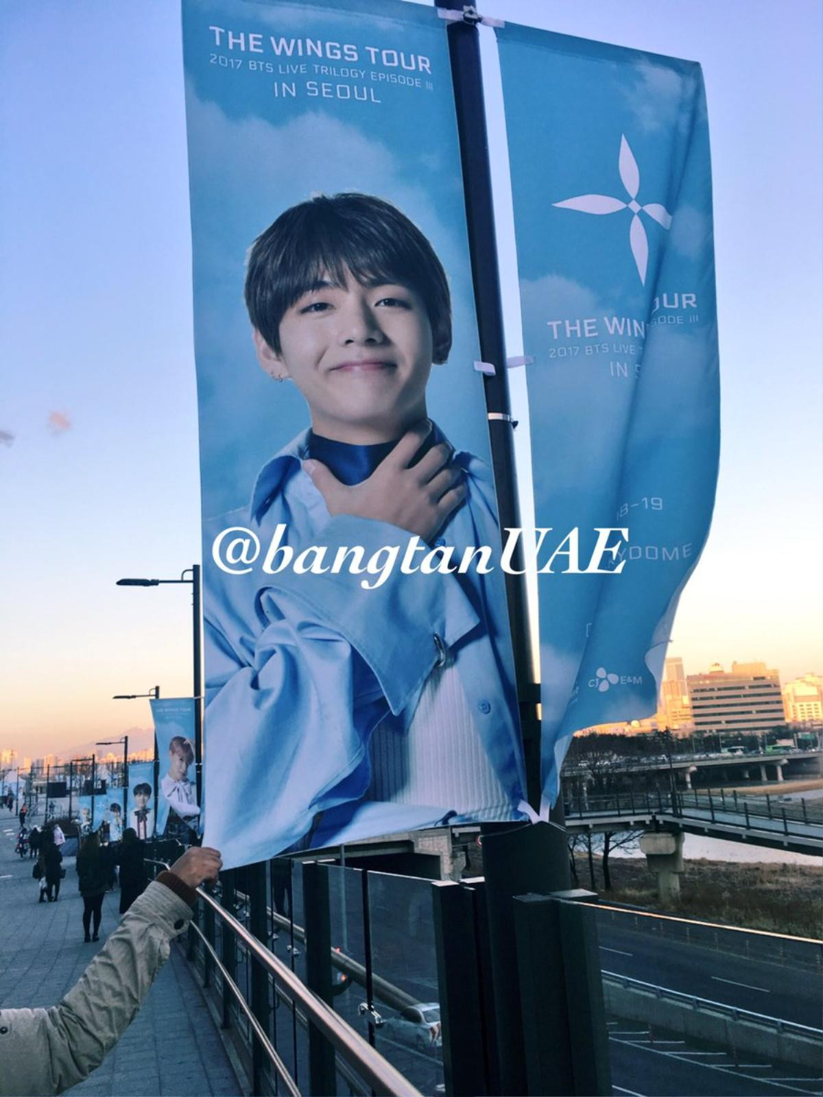 Fan 'chơi lớn' làm hẳn banner dài kỷ lục 3000m dành tặng riêng V (BTS) Ảnh 5