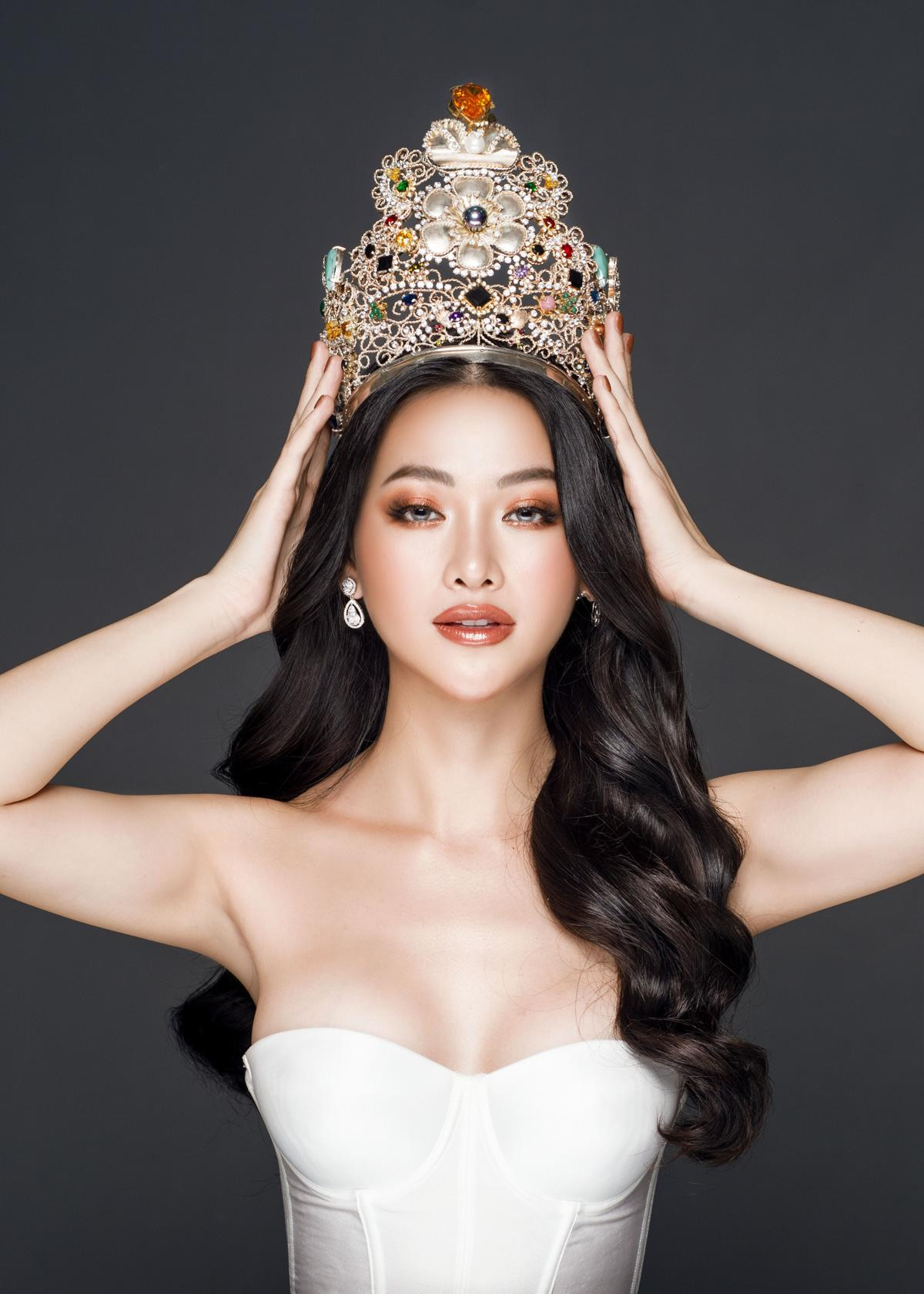 Phương Khánh đẹp mê hoặc, khoe thần thái 'nữ hoàng' trước khi kết thúc nhiệm kỳ Miss Earth Ảnh 8