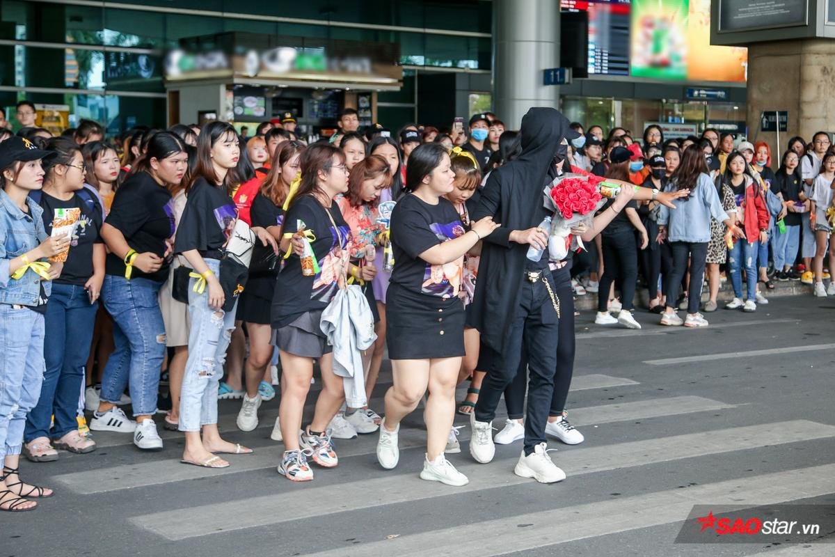 Clip: Hàng trăm fan vây kín K-ICM và Jack tại sân bay, bật khóc khi gặp thần tượng Ảnh 16