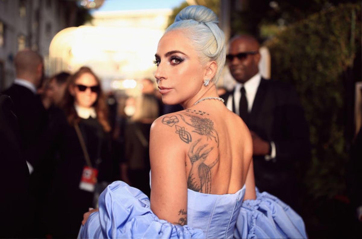 Clip: 'Mẹ Quái Vật' Lady Gaga nhận phải cú ngã lộn nhào đau điếng trên sân khấu Ảnh 3