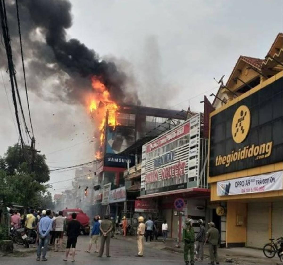 Siêu thị điện máy ở Quảng Bình bất ngờ bốc cháy ngùn ngụt gây thiệt hại lớn Ảnh 1