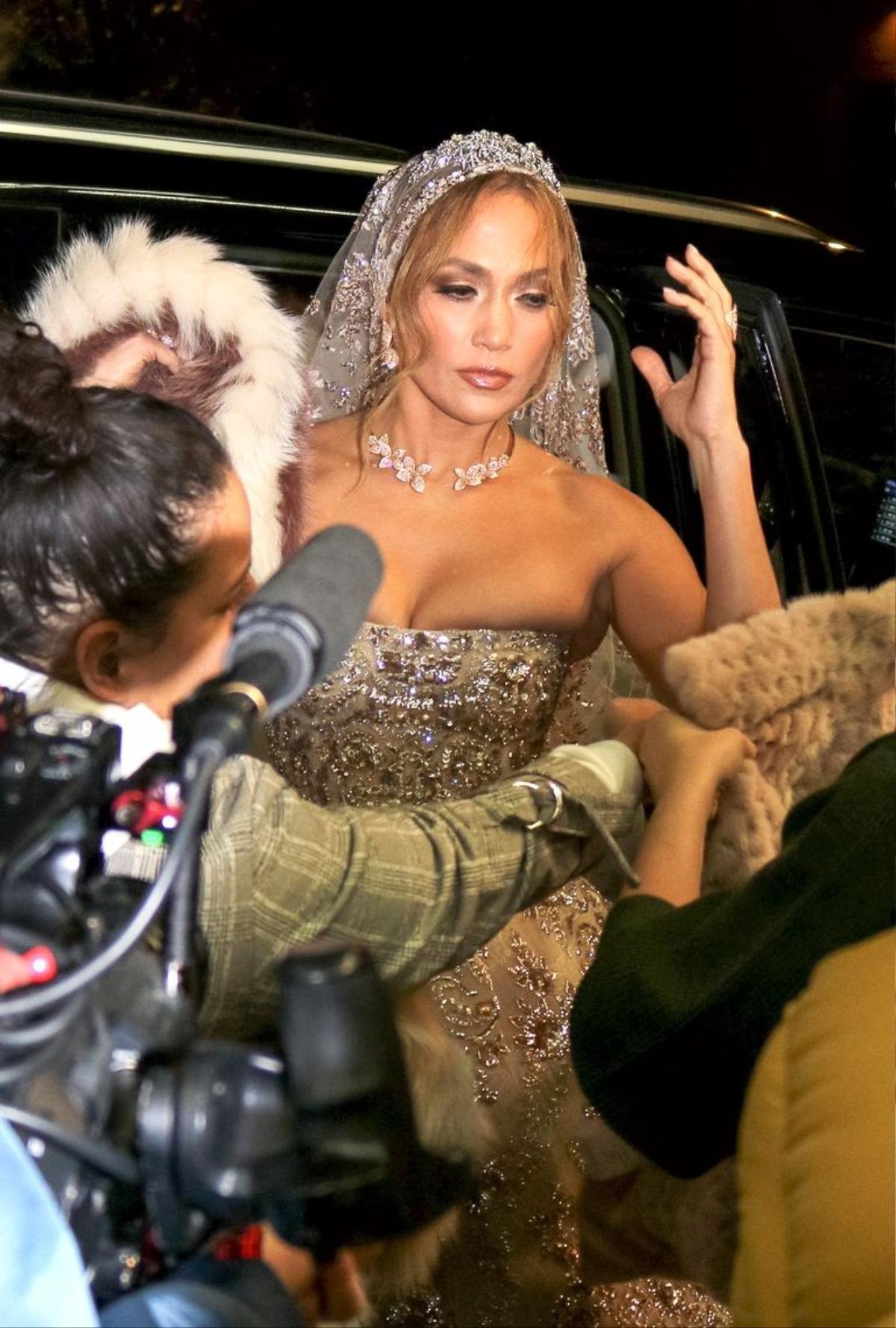 Jennifer Lopez diện váy cưới phủ kín vỉa hè thành phố New York Ảnh 1