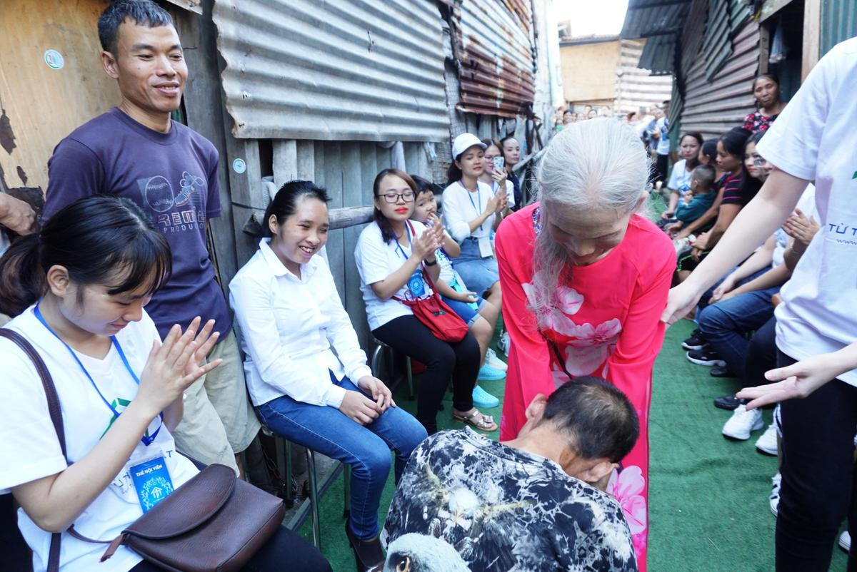 Ngày đẹp nhất của những phụ nữ nghèo khu ổ chuột dưới chân cầu Long Biên: 'Cả đời tôi chưa bao giờ được mặc đẹp như hôm nay’ Ảnh 16