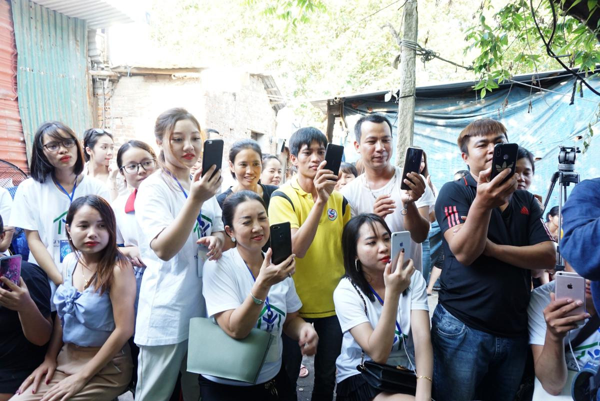 Ngày đẹp nhất của những phụ nữ nghèo khu ổ chuột dưới chân cầu Long Biên: 'Cả đời tôi chưa bao giờ được mặc đẹp như hôm nay’ Ảnh 21