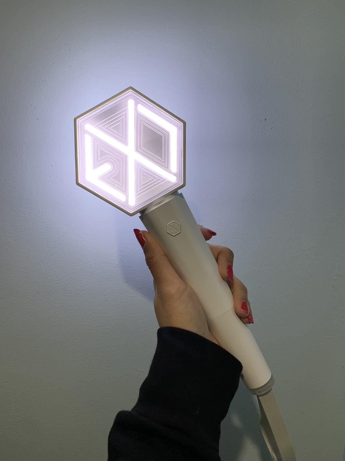 Ngắm 'sương sương' 10 chiếc lighstick 'sáng mặt ăn tiền' của 10 nhóm nhạc K-Pop Ảnh 3