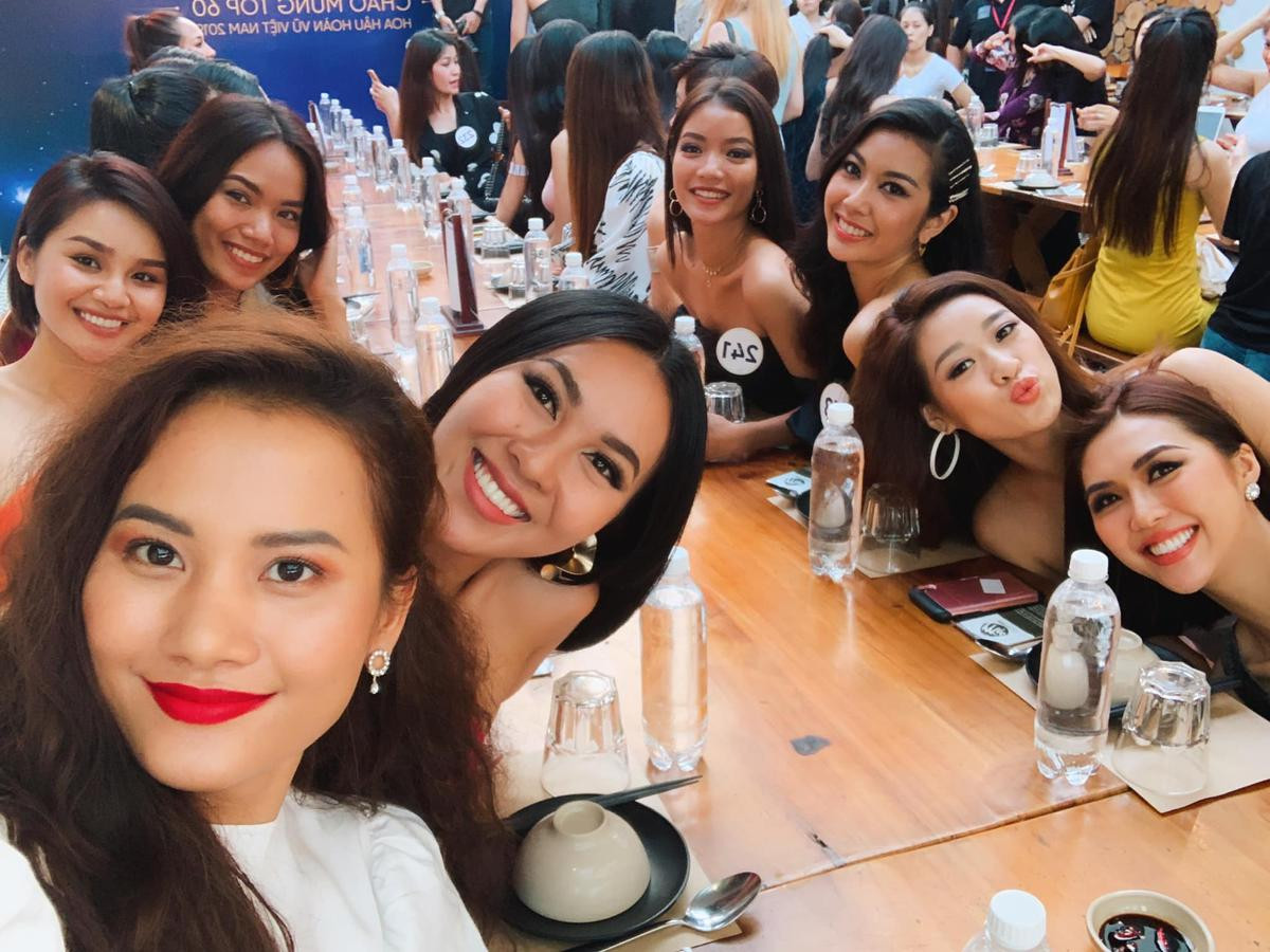 Hội chị em MUV chồng đầu selfie, fan trầm trồ: 8 chiến binh '5000 máu' nắm tay nhau vào Top 10? Ảnh 12