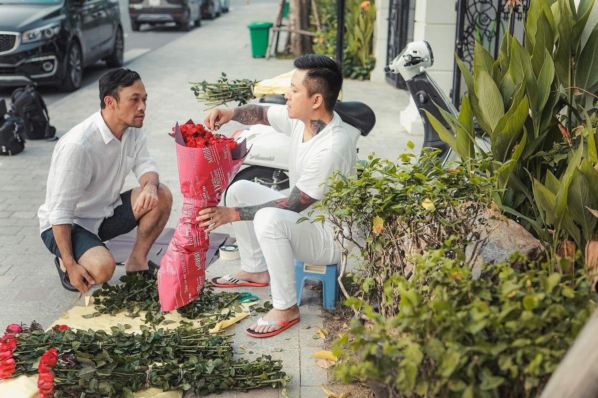 Tự đi mua và gói hoa từ 4h30 sáng nhân 20/10, Tuấn Hưng chia sẻ: 'Quan trọng là cái tâm' Ảnh 5