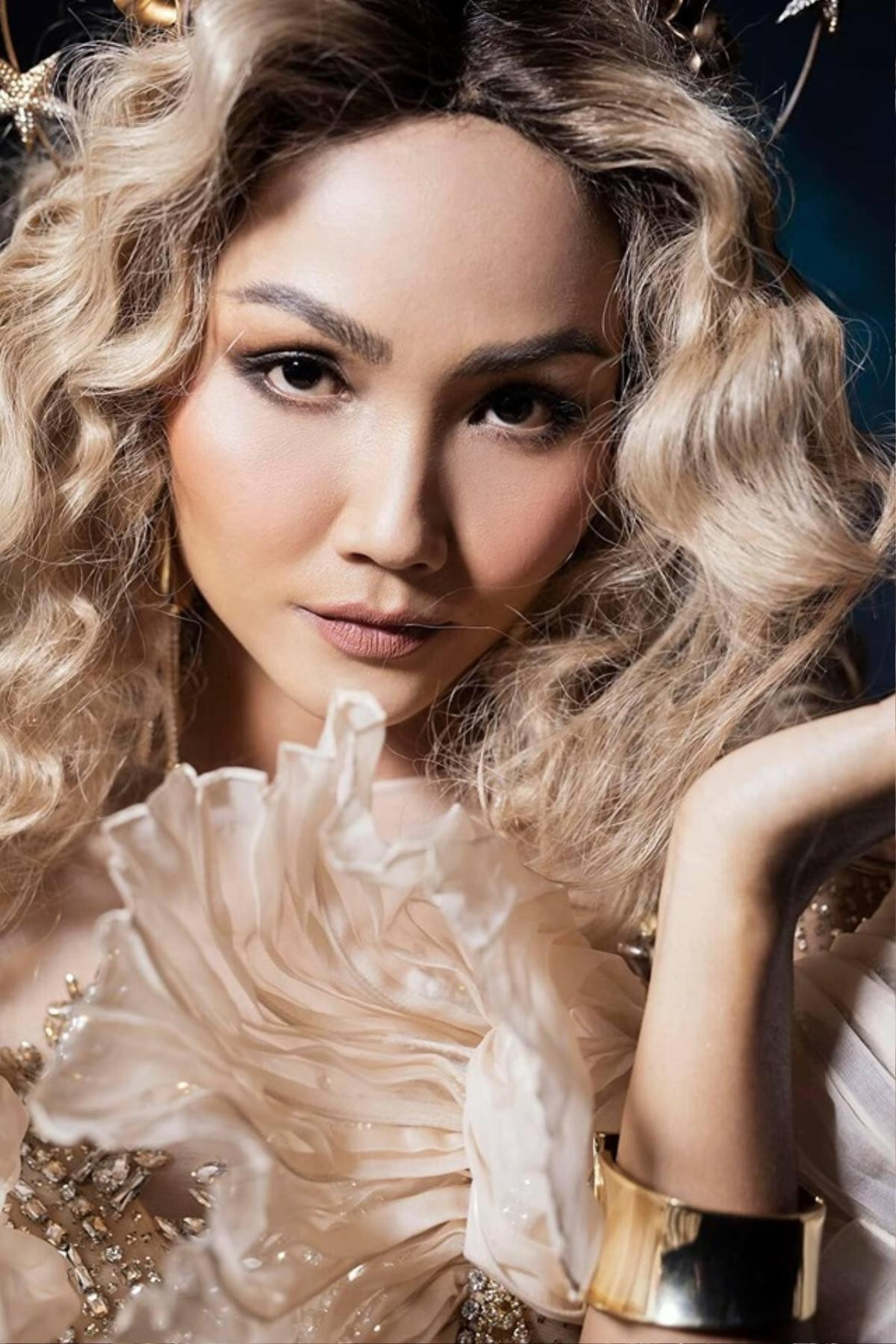 Tóc bạch kim thời thượng, H'Hen Niê chính thức trở lại làm Host quyền lực của Miss Universe Vietnam 2019 Ảnh 6