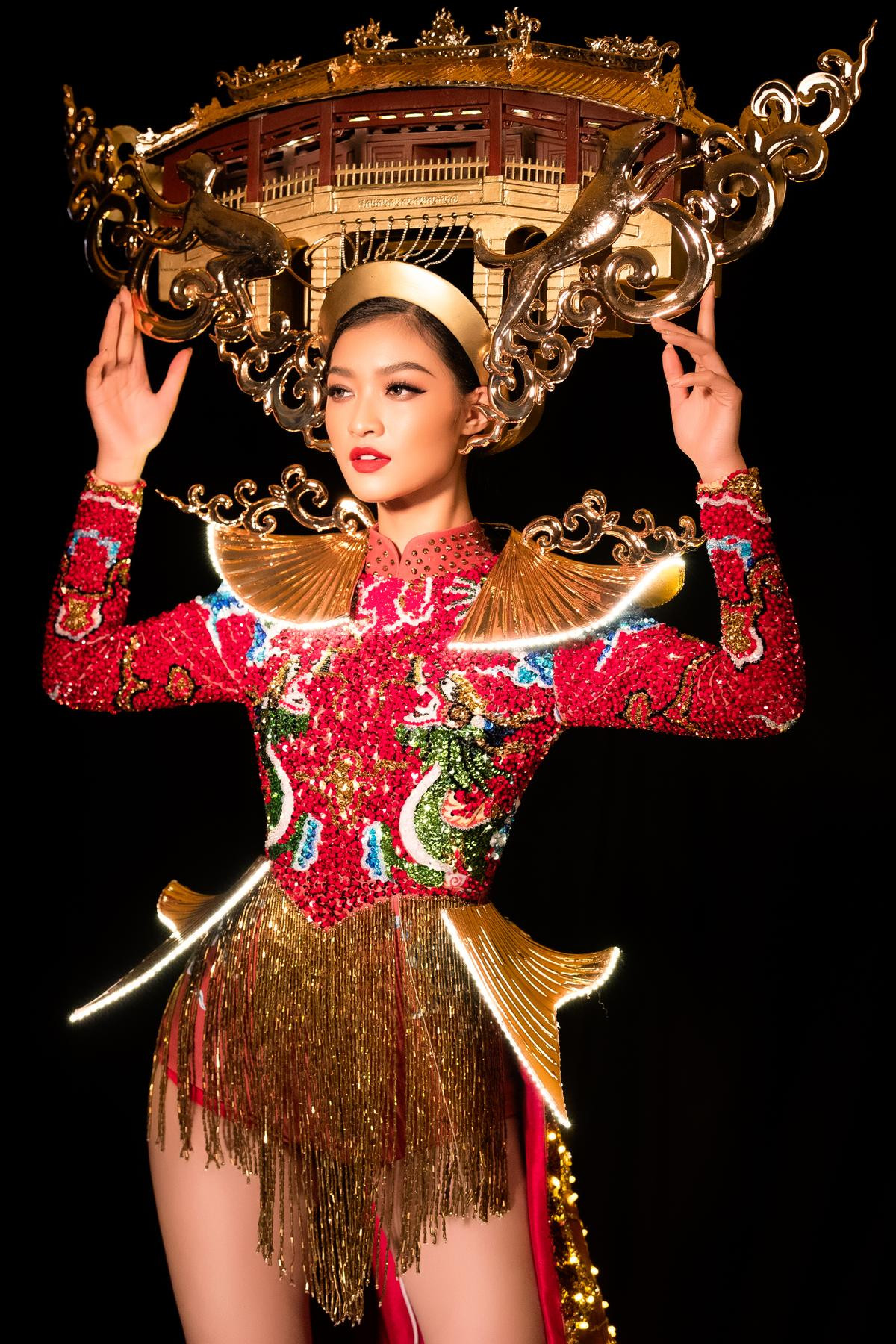 Kiều Loan tung National Costume đỏ rực rỡ, chơi trội đội cả chùa Cầu: Lấp lánh 'đánh bật' dàn đối thủ! Ảnh 1