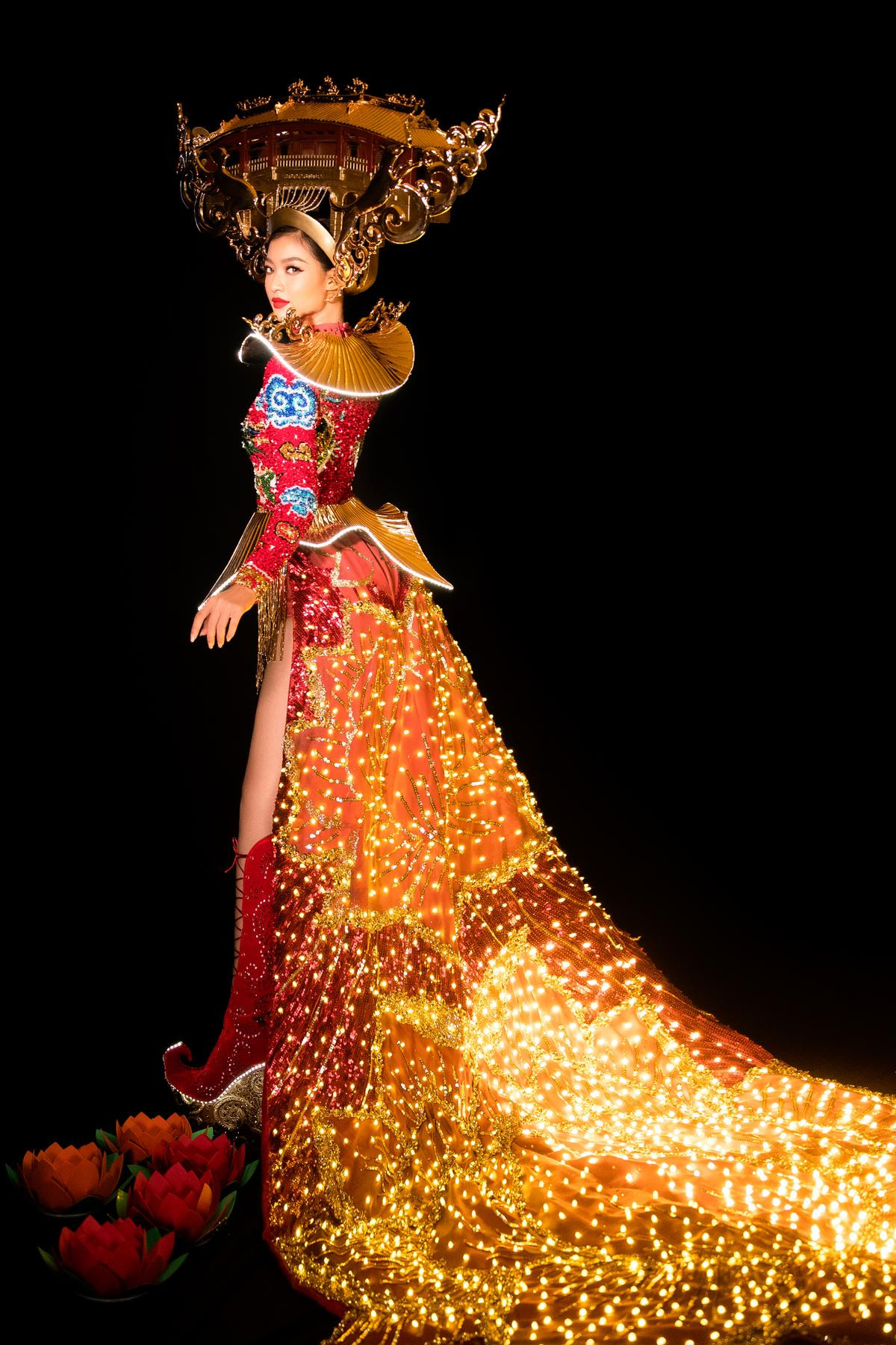 Kiều Loan tung National Costume đỏ rực rỡ, chơi trội đội cả chùa Cầu: Lấp lánh 'đánh bật' dàn đối thủ! Ảnh 4