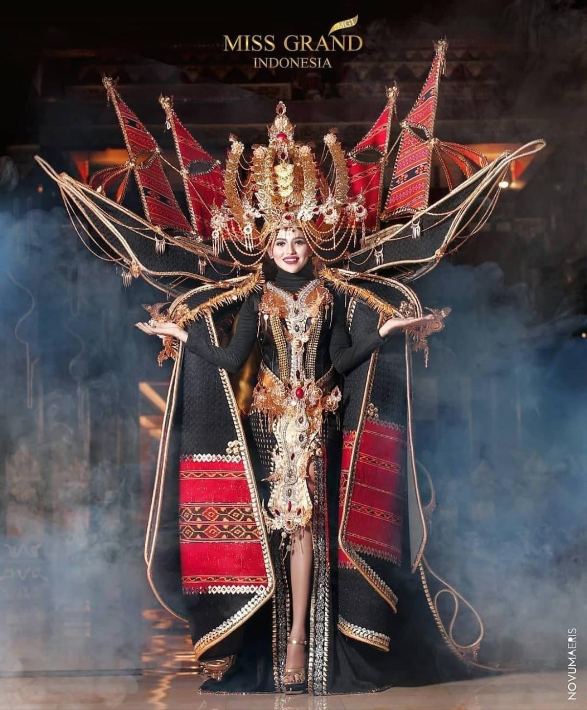 National Costume của Kiều Loan bị đứt đèn, nguy cơ mờ nhạt trước dàn đối thủ châu Á? Ảnh 11