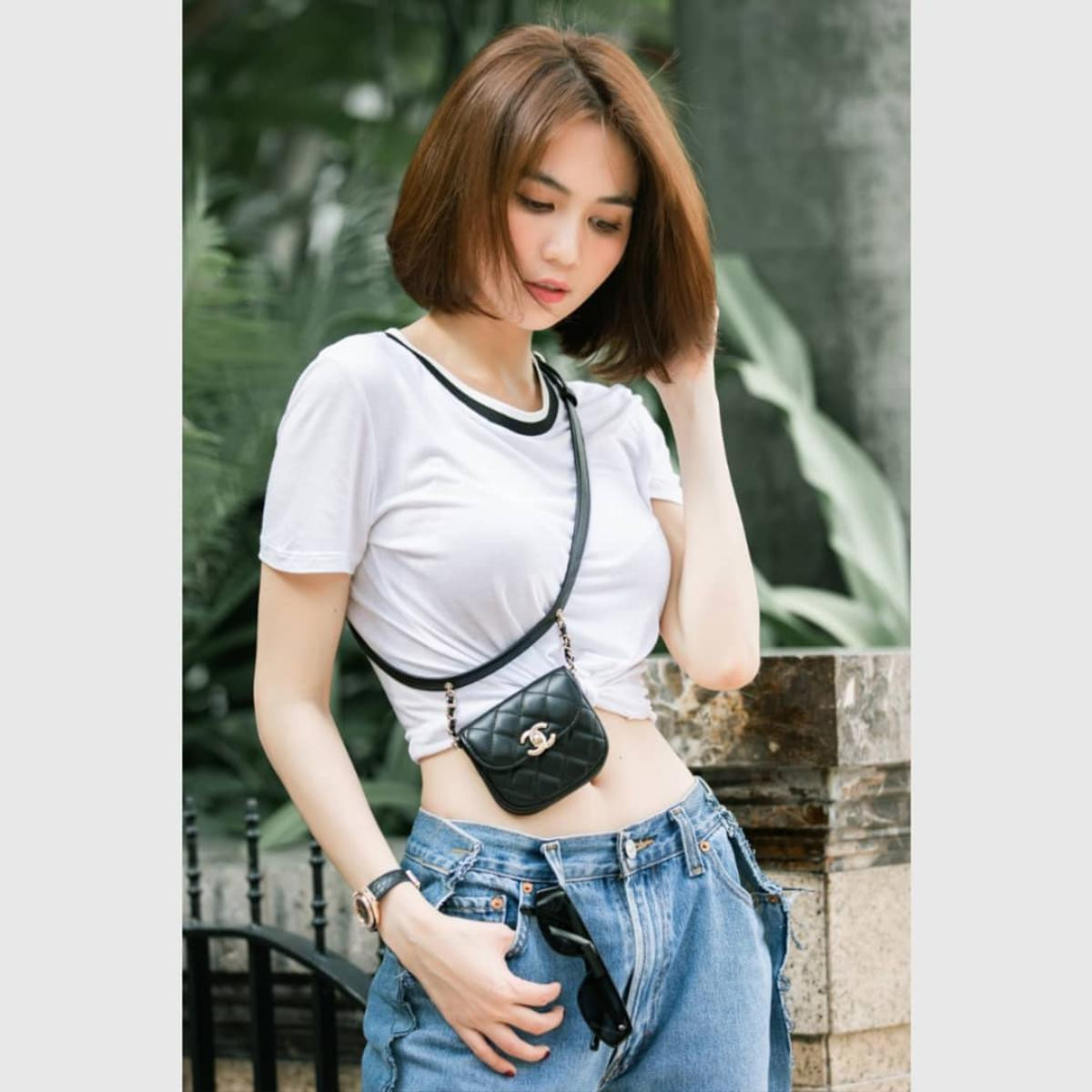 Ngọc Trinh diện chiếc quần jeans trước sau như một, vòng 3 biến mất hoàn toàn Ảnh 1