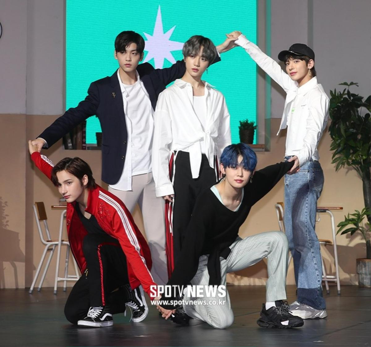 Cập nhật họp báo ra mắt album đầu tay của TXT: 'Sẽ không làm xấu hổ danh xưng đàn em BTS' Ảnh 8