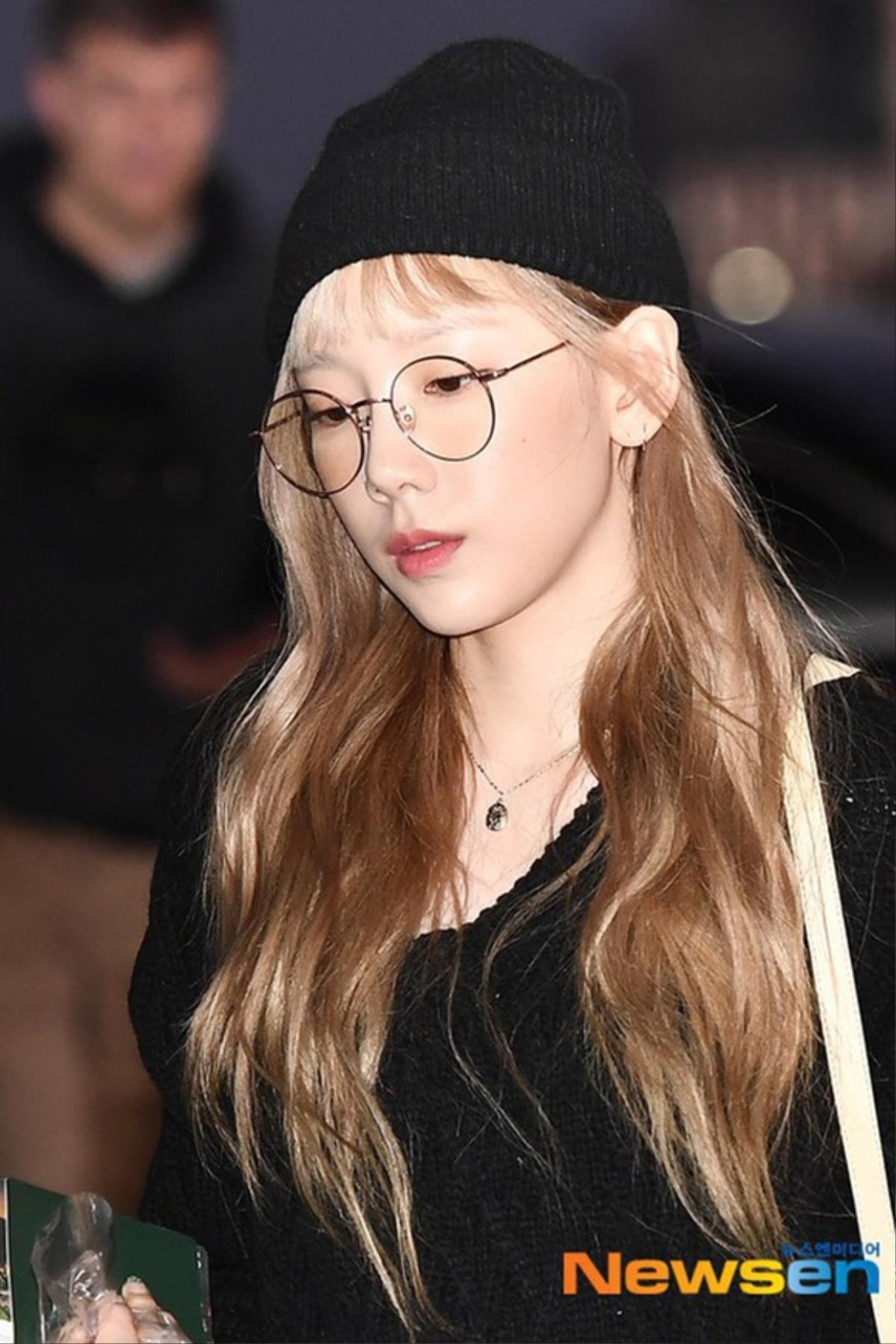 Hậu lễ tang Sulli, Taeyeon (SNSD) đẹp lạnh lùng, đượm buồn trong set đồ đen cùng mái tóc vàng bạch kim tại sân bay Ảnh 3