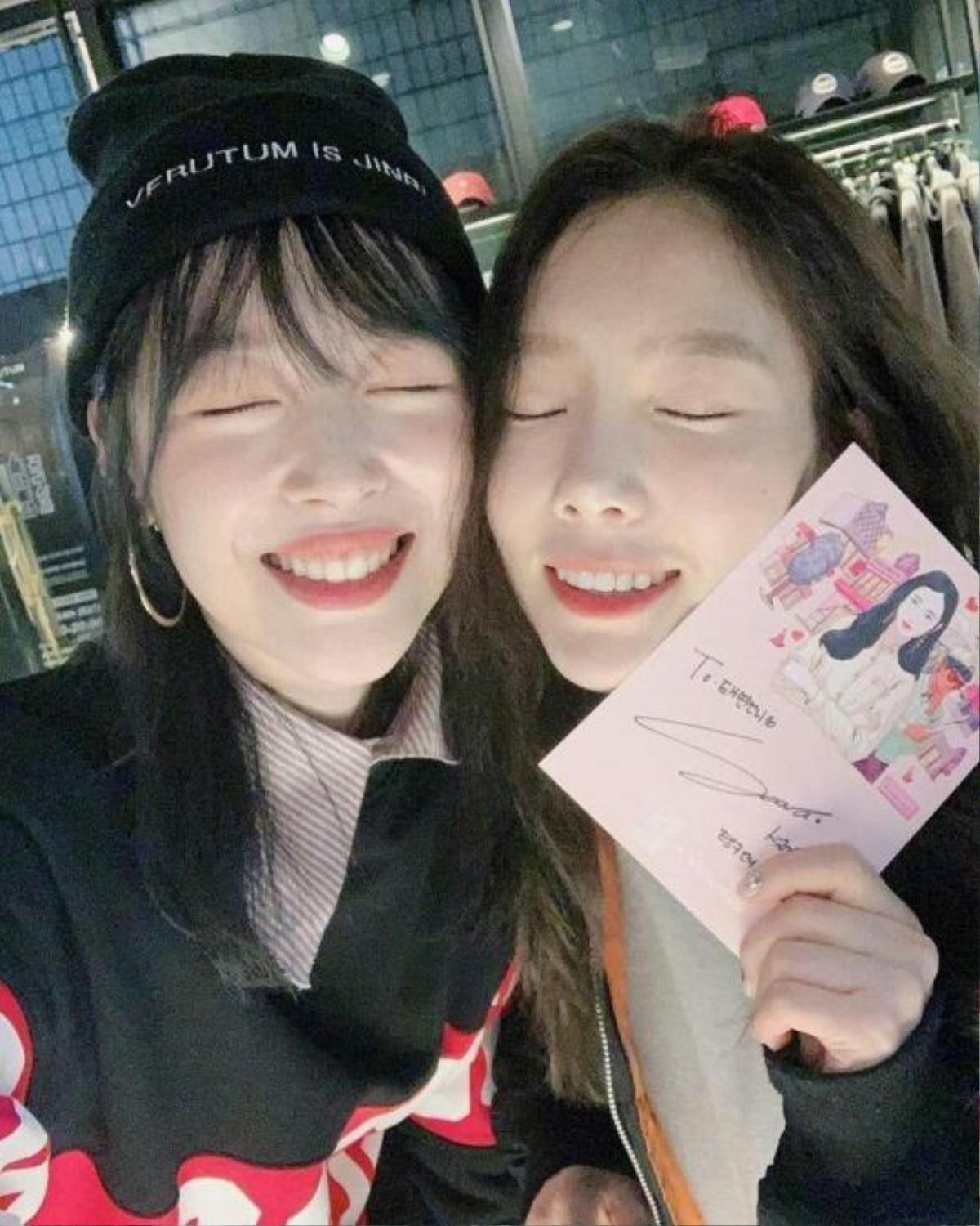 Hậu lễ tang Sulli, Taeyeon (SNSD) đẹp lạnh lùng, đượm buồn trong set đồ đen cùng mái tóc vàng bạch kim tại sân bay Ảnh 5