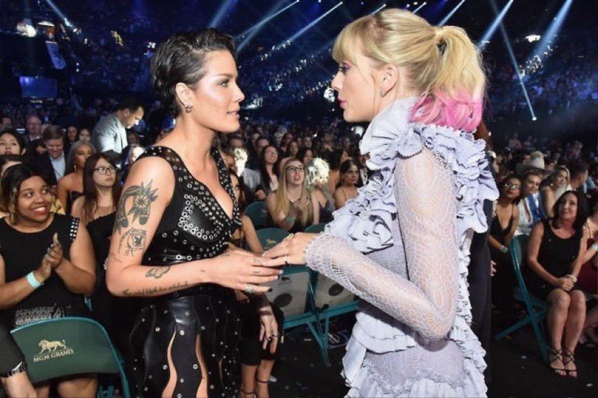 Halsey: '18 bài album mới của Taylor Swift tôi dùng để nghe… khi tắm' Ảnh 3