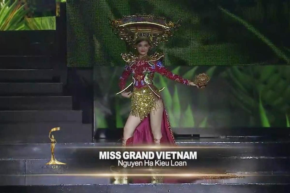 Miss Grand tắt đèn cho Vedette Kiều Loan diễn National Costume Huyền đăng hội: Tỏa sáng rực rỡ! Ảnh 2