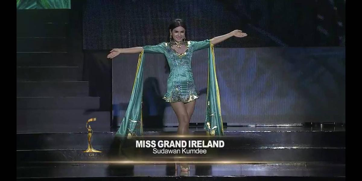 Khoảnh khắc kém sang của Miss Grand: Đại diện Ý nhầm thứ tự diễn, mỹ nhân Ireland đòi lại bằng được Ảnh 9