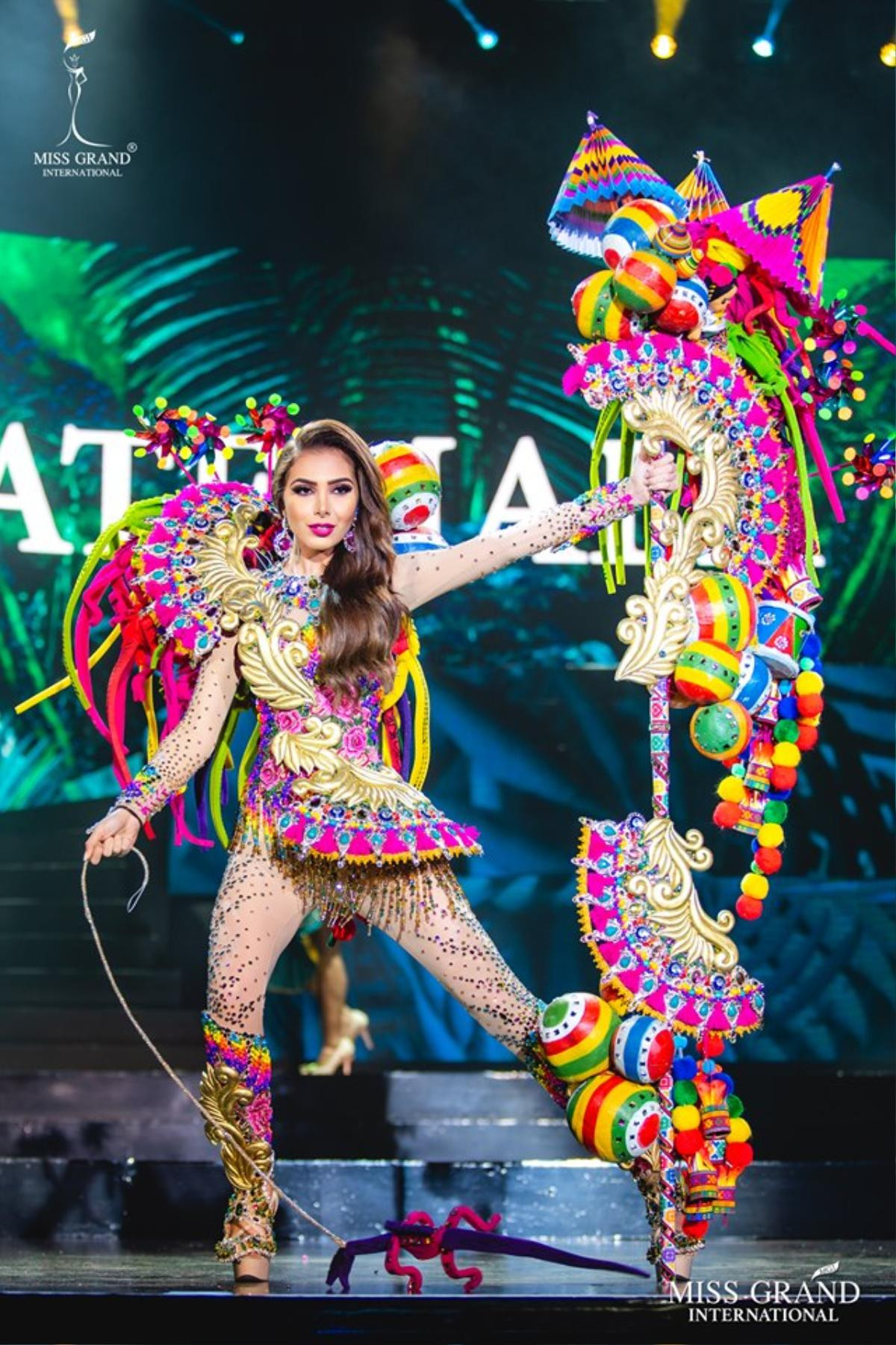 Top 10 National Costume hoành tráng nhất Miss Grand 2019: Kiều Loan 'kèn cựa' Thái Lan - Peru? Ảnh 10