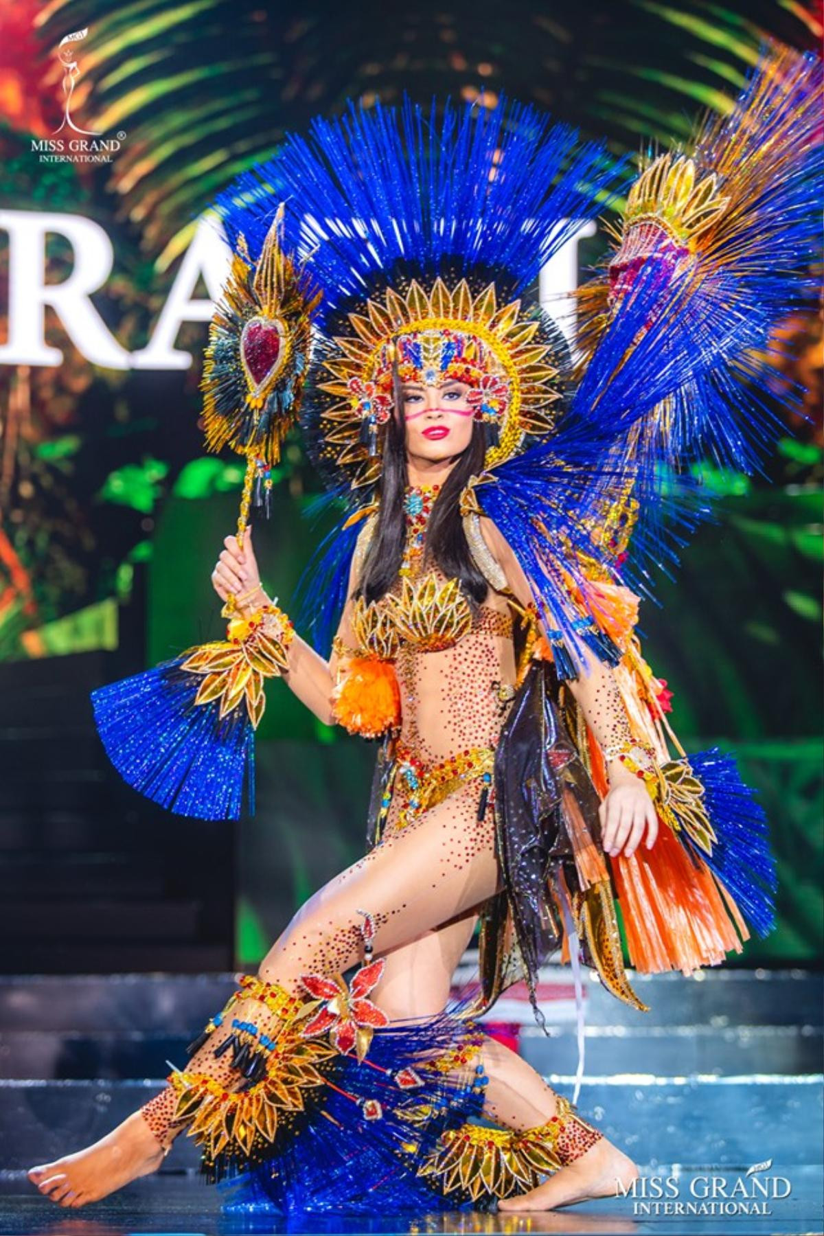 Top 10 National Costume hoành tráng nhất Miss Grand 2019: Kiều Loan 'kèn cựa' Thái Lan - Peru? Ảnh 3