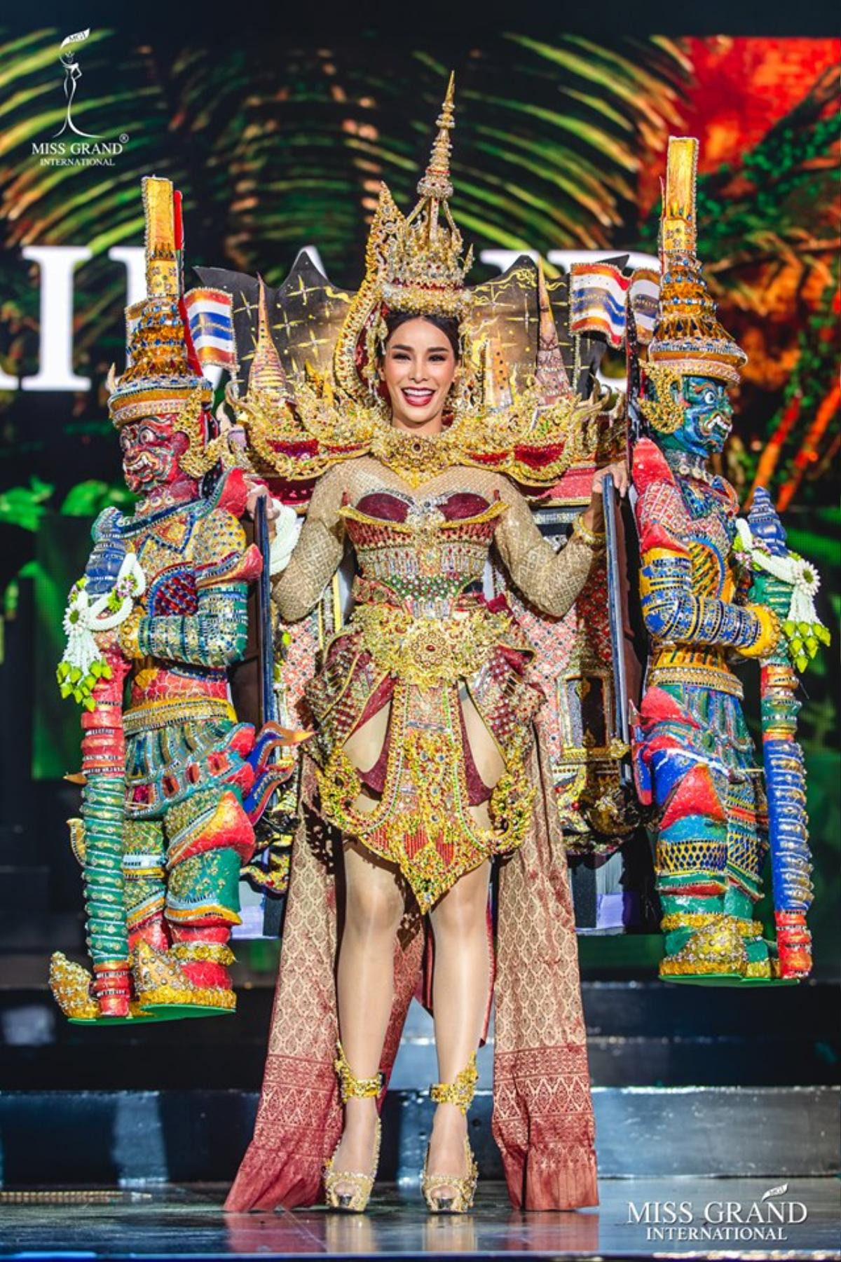 Top 10 National Costume hoành tráng nhất Miss Grand 2019: Kiều Loan 'kèn cựa' Thái Lan - Peru? Ảnh 4