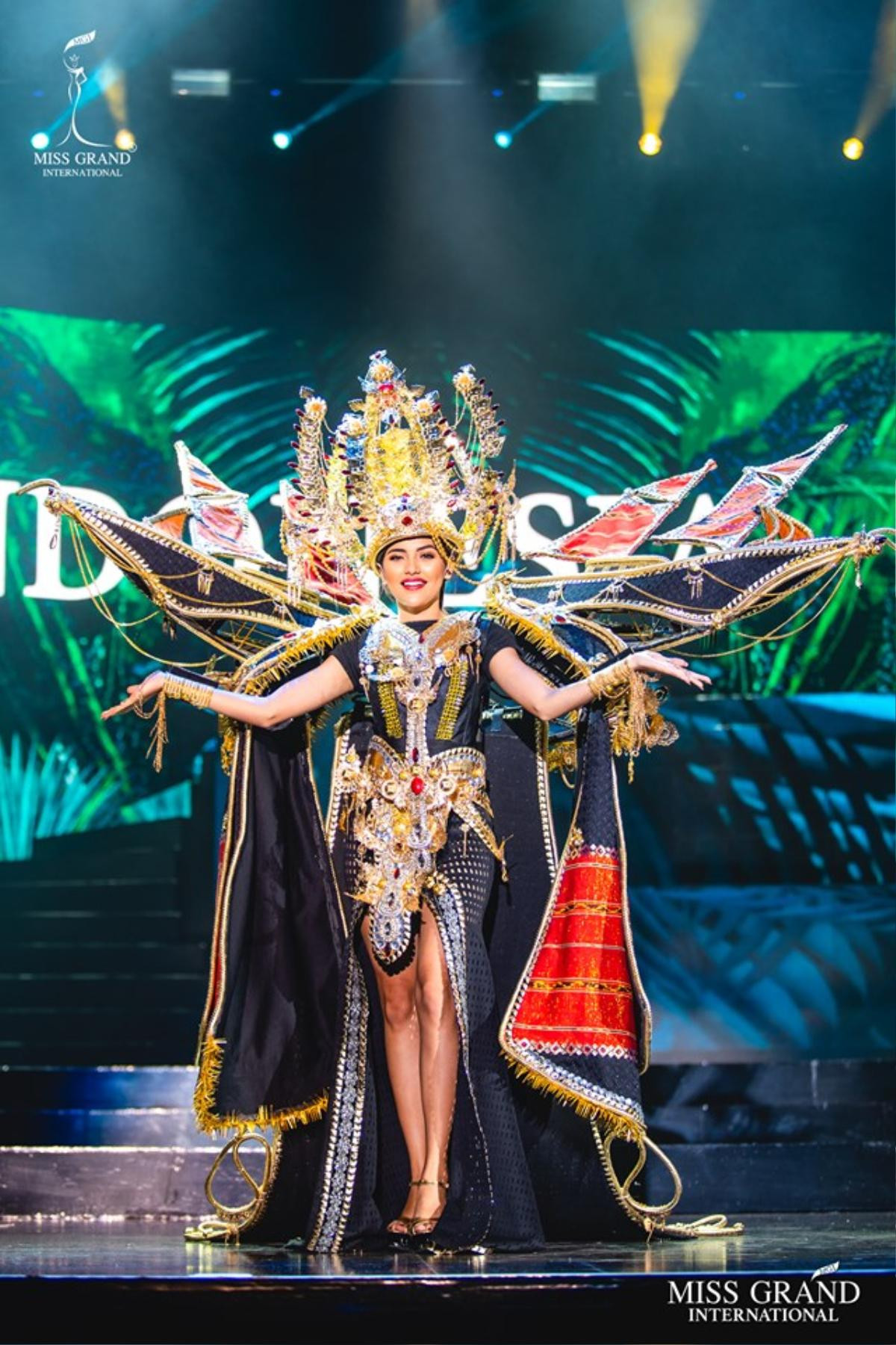 Top 10 National Costume hoành tráng nhất Miss Grand 2019: Kiều Loan 'kèn cựa' Thái Lan - Peru? Ảnh 5