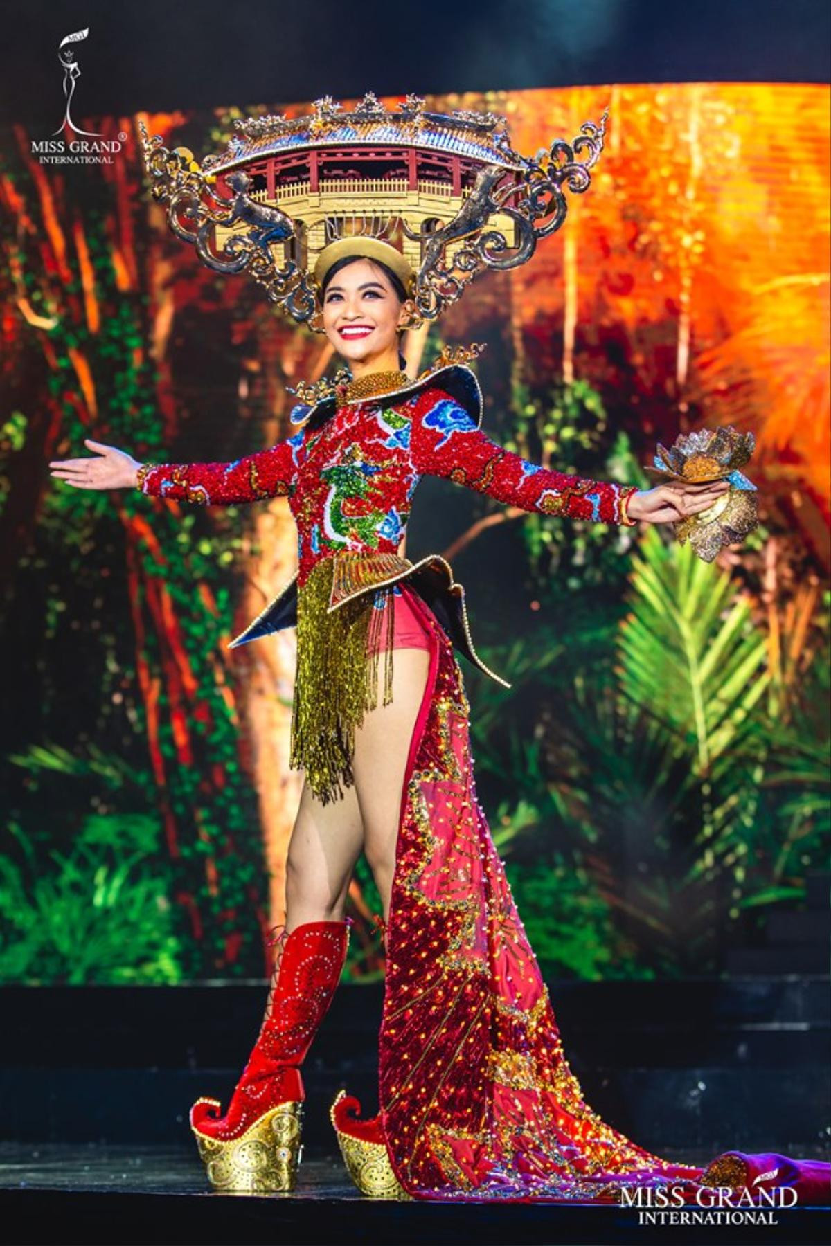 Top 10 National Costume hoành tráng nhất Miss Grand 2019: Kiều Loan 'kèn cựa' Thái Lan - Peru? Ảnh 1