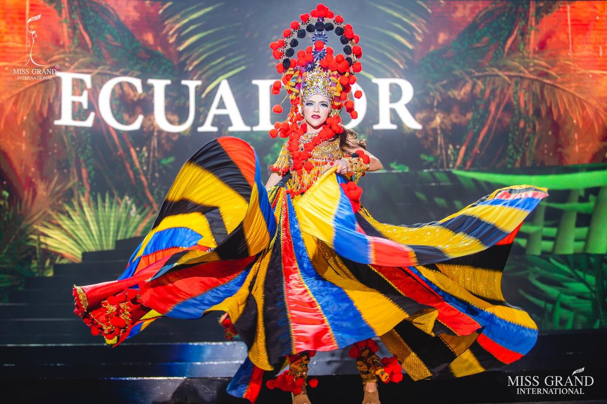 Top 10 National Costume hoành tráng nhất Miss Grand 2019: Kiều Loan 'kèn cựa' Thái Lan - Peru? Ảnh 2