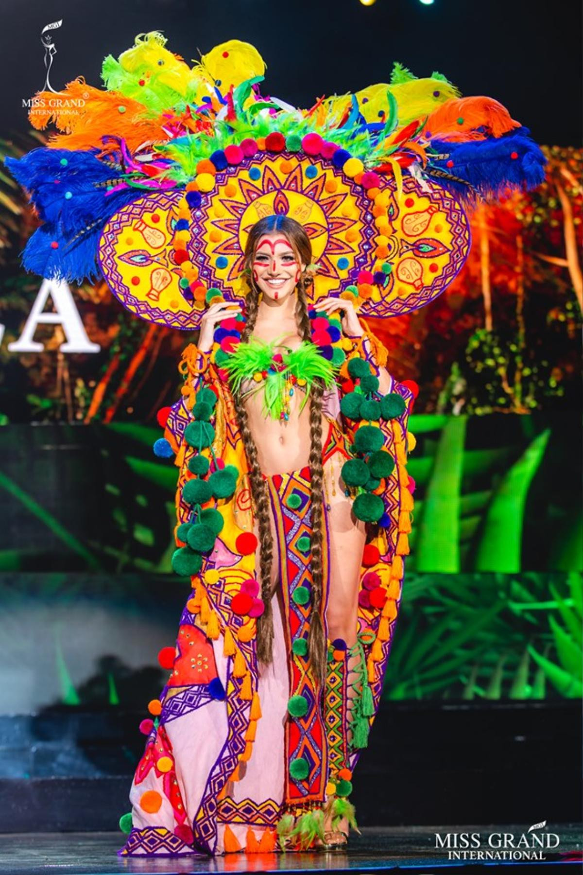 Top 10 National Costume hoành tráng nhất Miss Grand 2019: Kiều Loan 'kèn cựa' Thái Lan - Peru? Ảnh 7