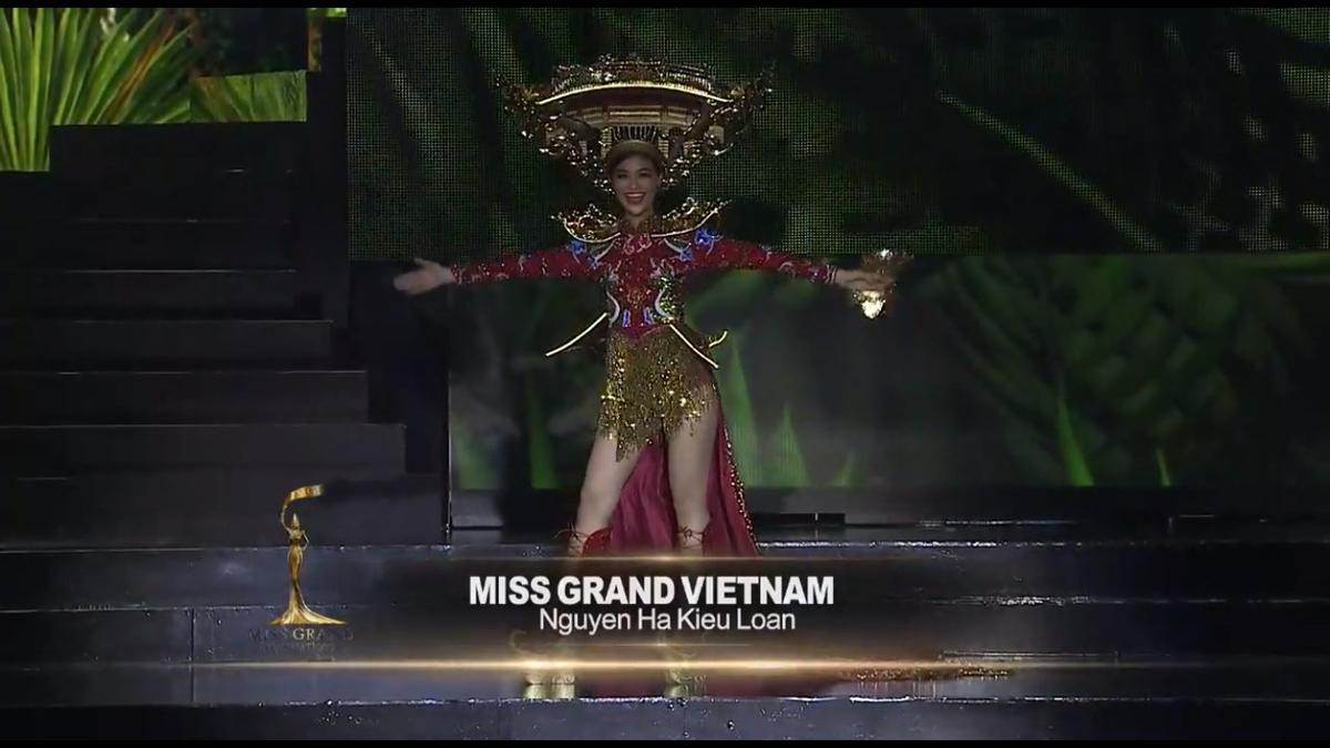 National Costume thảm hoạ nhất của MGI 2019: Ảnh studio 'lồng lộn', thực tế thê lương như mua hàng online Ảnh 2