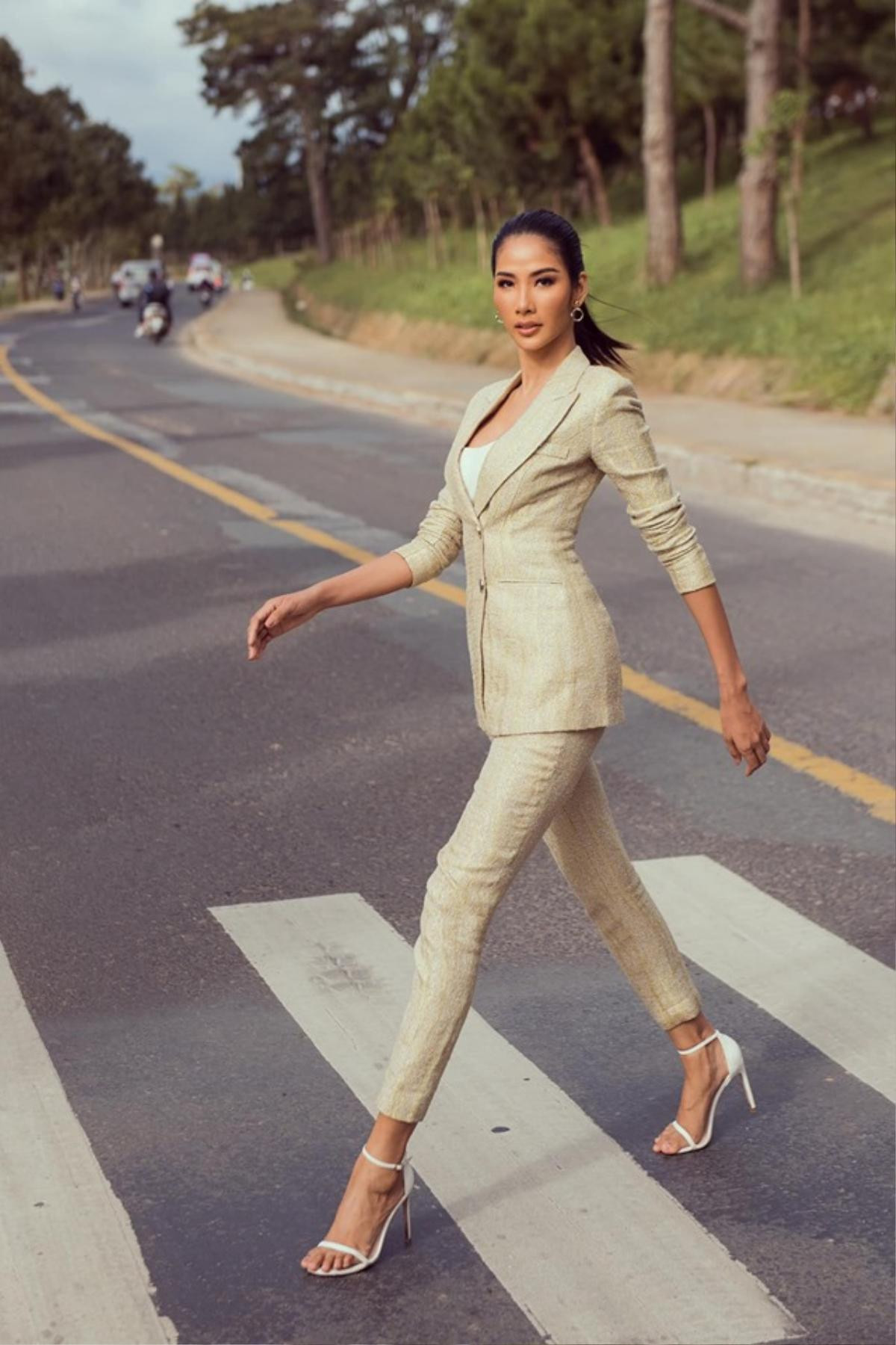 Hoàng Thùy thần thái sắc sảo, thời trang 'chất chơi', quyết tâm nổi bật nhất Miss Universe 2019? Ảnh 3