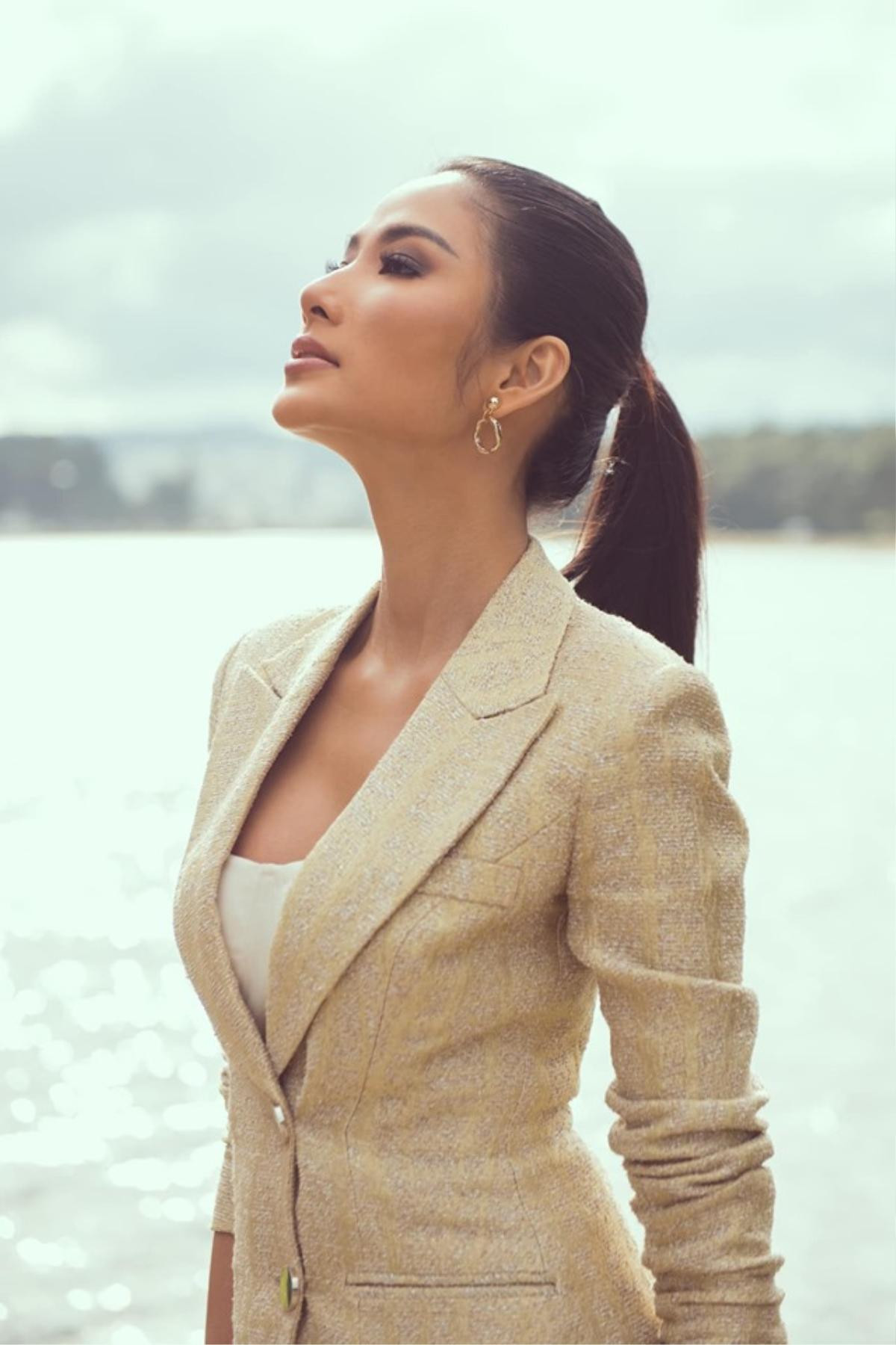 Hoàng Thùy thần thái sắc sảo, thời trang 'chất chơi', quyết tâm nổi bật nhất Miss Universe 2019? Ảnh 1