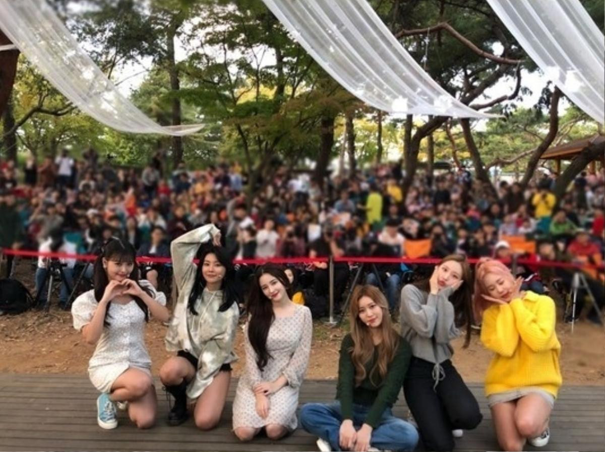 MOMOLAND tạo bất ngờ cho các em nhỏ bằng màn biểu diễn ngoài trời nhạc phim hoạt hình “Pororo” Ảnh 2